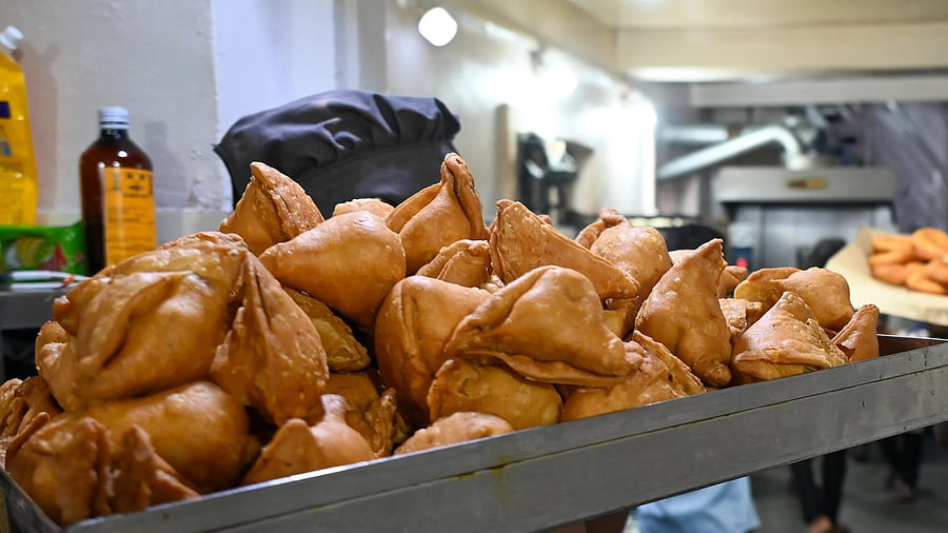 সমুচা আনতে ভুলে যাওয়ায় স্বামীকে মেরে হাসপাতালে পাঠালেন স্ত্রী