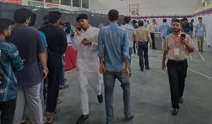 নিয়ম ভেঙে ডাকসু ভোটকেন্দ্রে ছাত্রদল ভিপি প্রার্থী