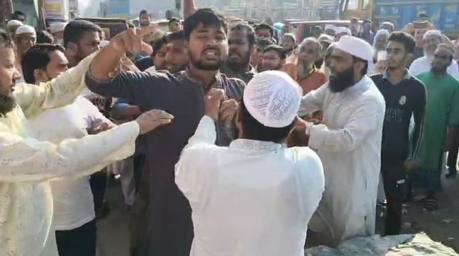 জামায়াত প্রার্থীর মাইক কেড়ে নিলো নিজ দলের কর্মীরা