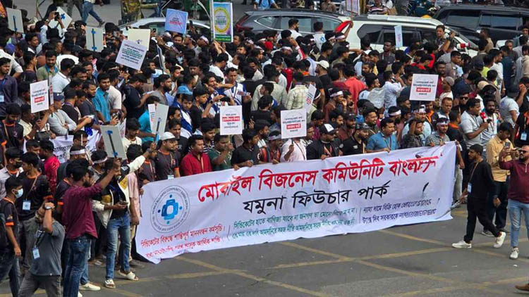 সারাদেশে মোবাইল ফোনের দোকান বন্ধ, বিটিআরসি ঘেরাওয়ের হুঁশিয়ারি