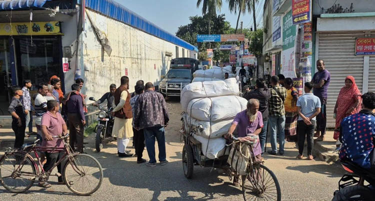 বগুড়ায় ২৬ টন পলিথিন জব্দ, ৩ জনের জেল জরিমান