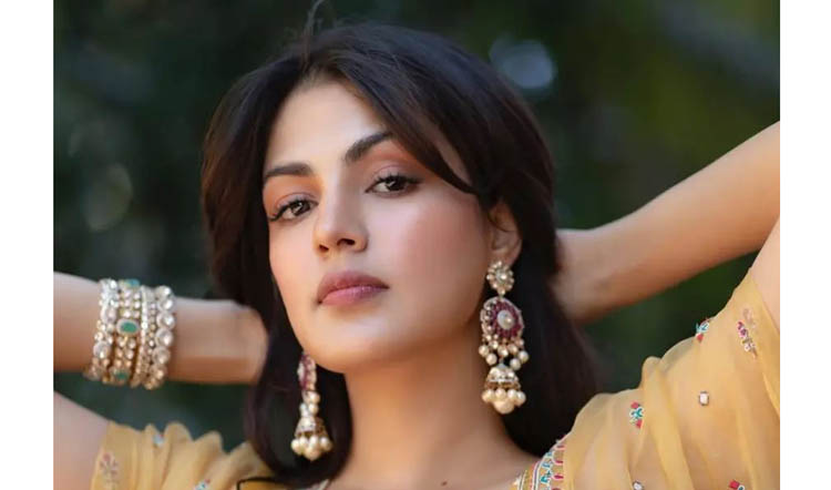 অভিনয় নয় ব্যবসা করে কোটি কোটি টাকা আয় রিয়ার